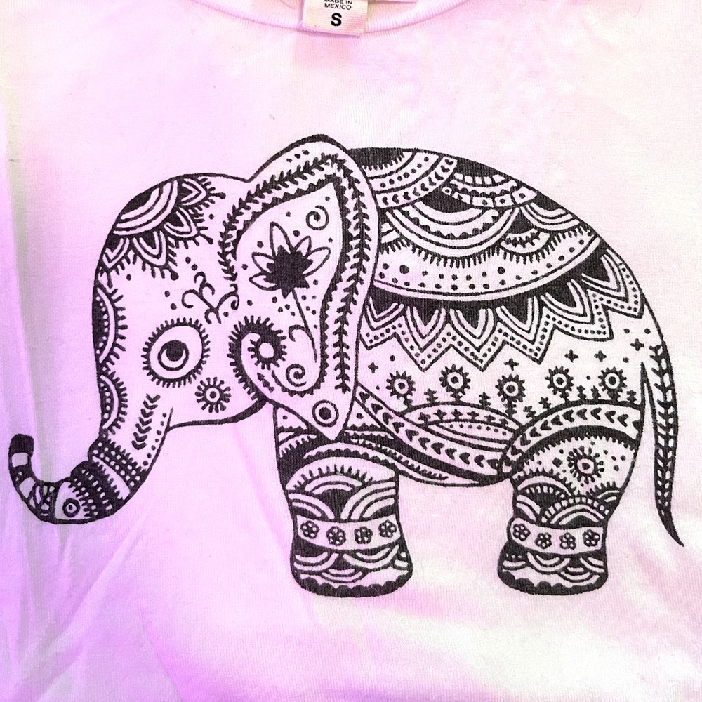 Adorable elephant tee. Size small.